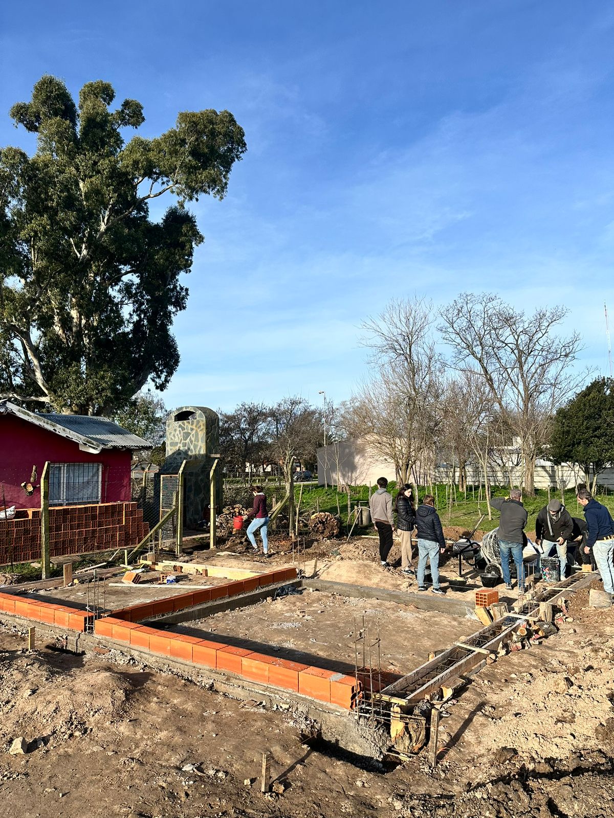 Todo el equipo trabajando en la obra